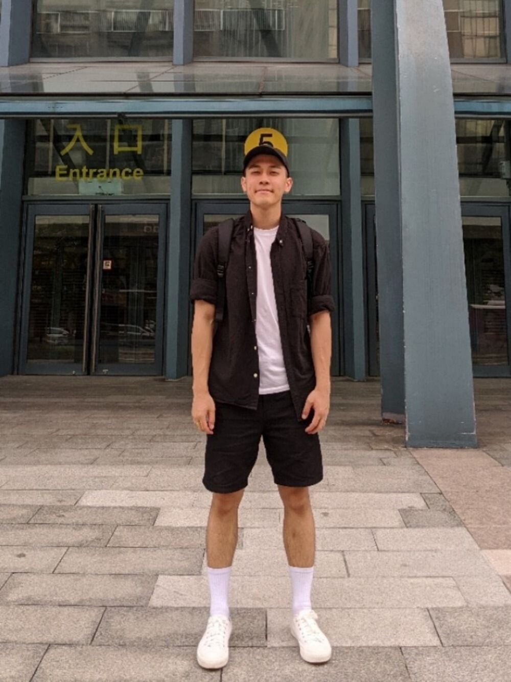 「ootd、夏、街頭穿搭、休閒、白T、黑白搭配、男友風、基礎款、無印良品、運動搭配」｜「GUのアイテム（カーゴパンツ、ブラック系）」を使った、Dodsonさん（メンズ・173cm）の夏コーディネートの1枚目の写真