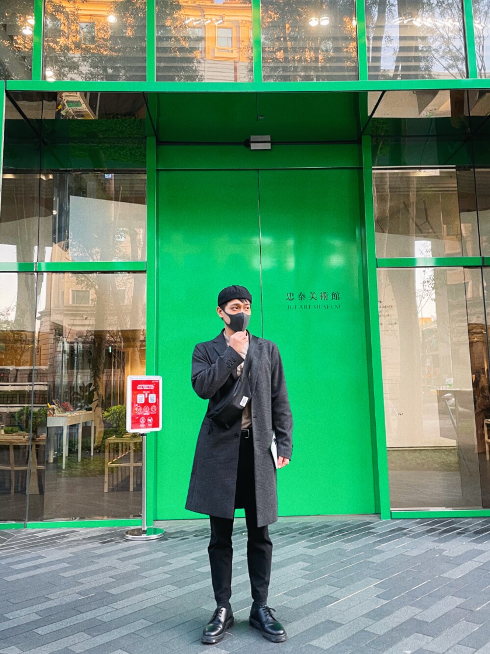 「ootd、街頭穿搭、smart casual、Sprig、Dr.Martens、GLOBAL WORK、基礎款、男友風、黑白搭配、日系極簡」｜「Dr. Martensのアイテム（シューズ、ブラック系）」を使った、Dodsonさん（メンズ・173cm）の春コーディネートの1枚目の写真