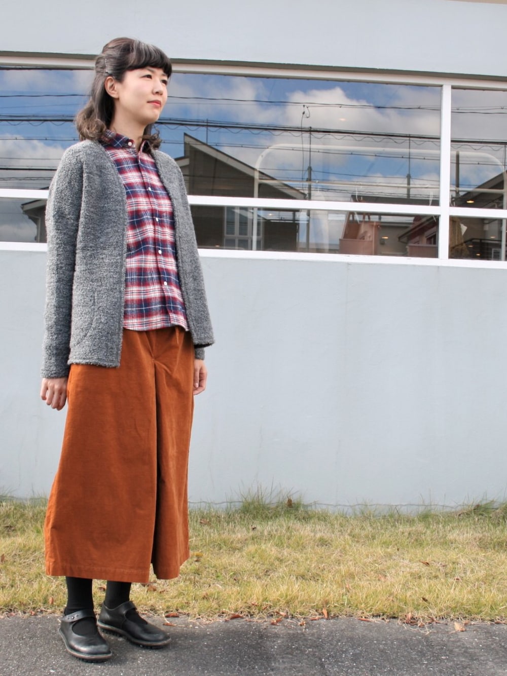 「quadroのウールループインレーカーディガン（カーディガン/ボレロ、グレー系）」を使った、nishioさん（レディース・175cm）の秋コーディネートの1枚目の写真