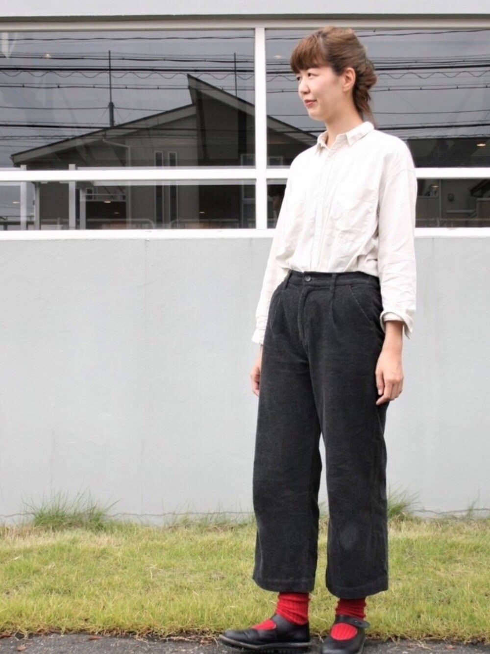 「quadroの太畝コーデュロイワイドパンツ（その他パンツ、グレー系）」を使った、nishioさん（レディース・175cm）の秋コーディネートの1枚目の写真