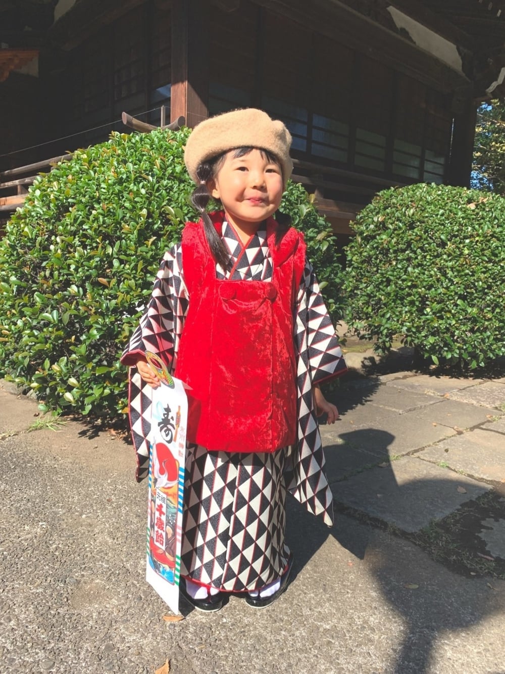 「七五三、七五三スタイル、神社、レトロ、ベレー帽、3歳、和モダン」｜「apres les coursのアイテム（ハンチング/ベレー帽、ベージュ系）」を使った、kokottoさん（キッズ・100cm）の秋コーディネートの1枚目の写真