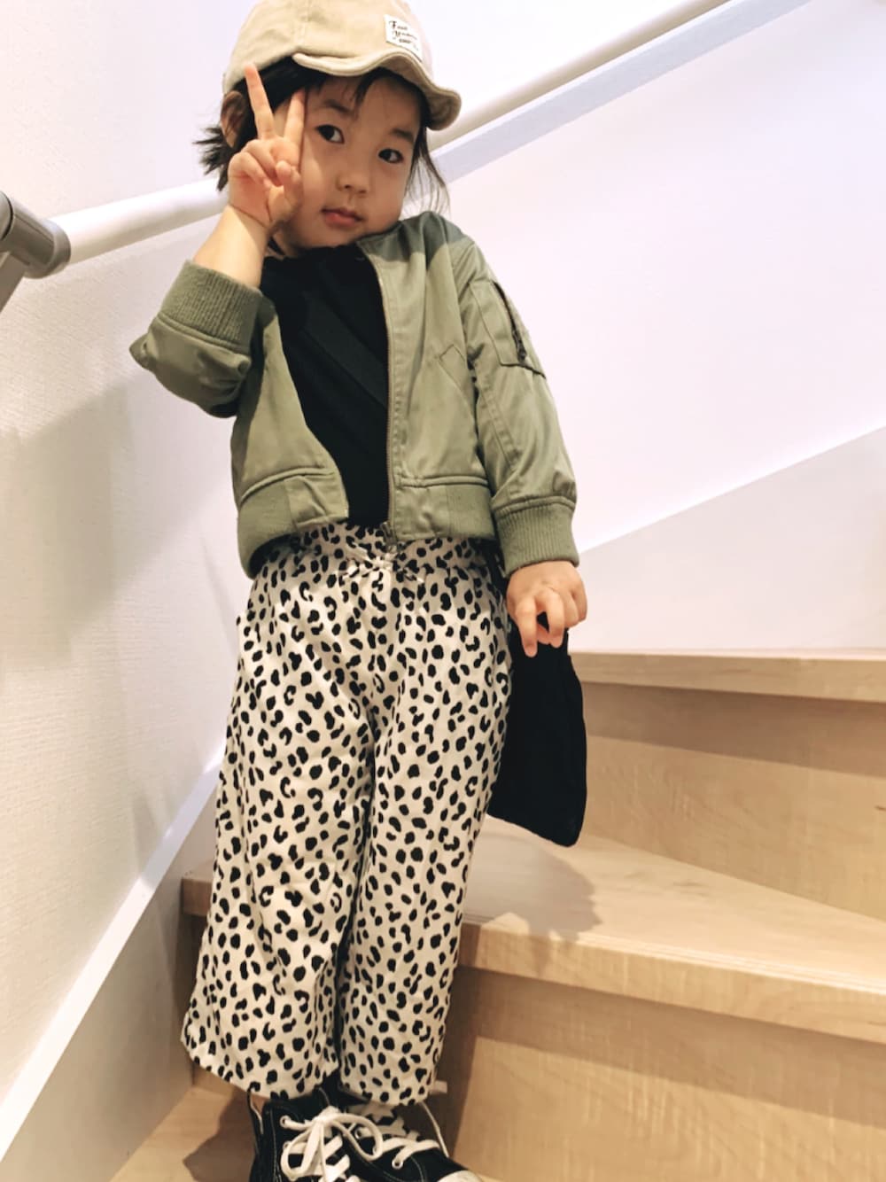 「雨、キッズファッション、グローバルワーク(GLOBAL WORK)、コンバース、おうち時間」｜「GLOBAL WORKの【キッズ】プリーツシフォンイージーパンツ/868514（その他パンツ、ブラック系）」を使った、kokottoさん（キッズ・100cm）の春コーディネートの1枚目の写真