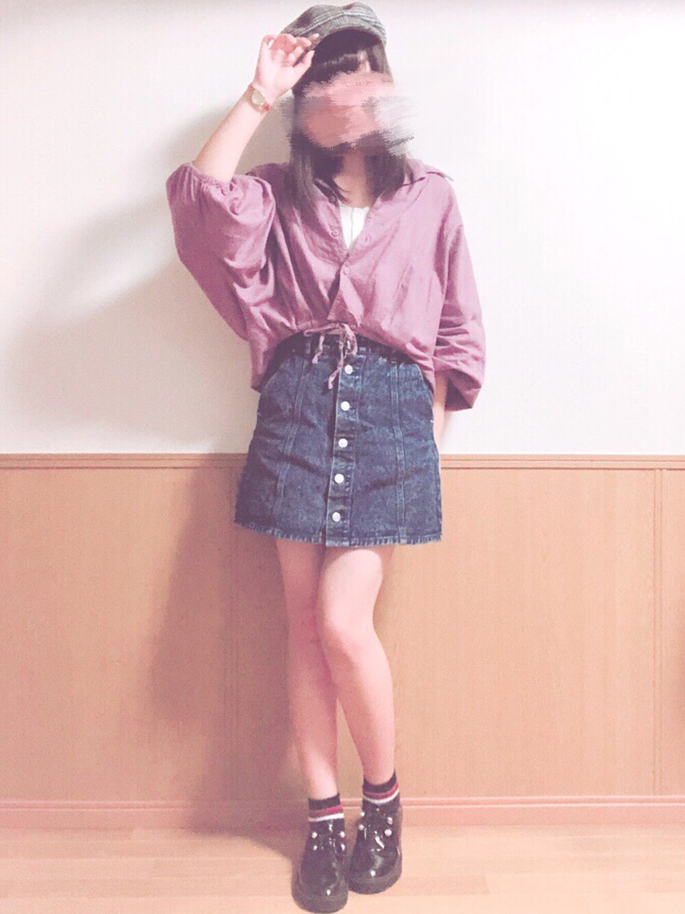 ブルー系のデニムスカート、パープル系のシャツ/ブラウス、ホワイト系のタンクトップを着用したレディースの秋コーディネートの1枚目の写真