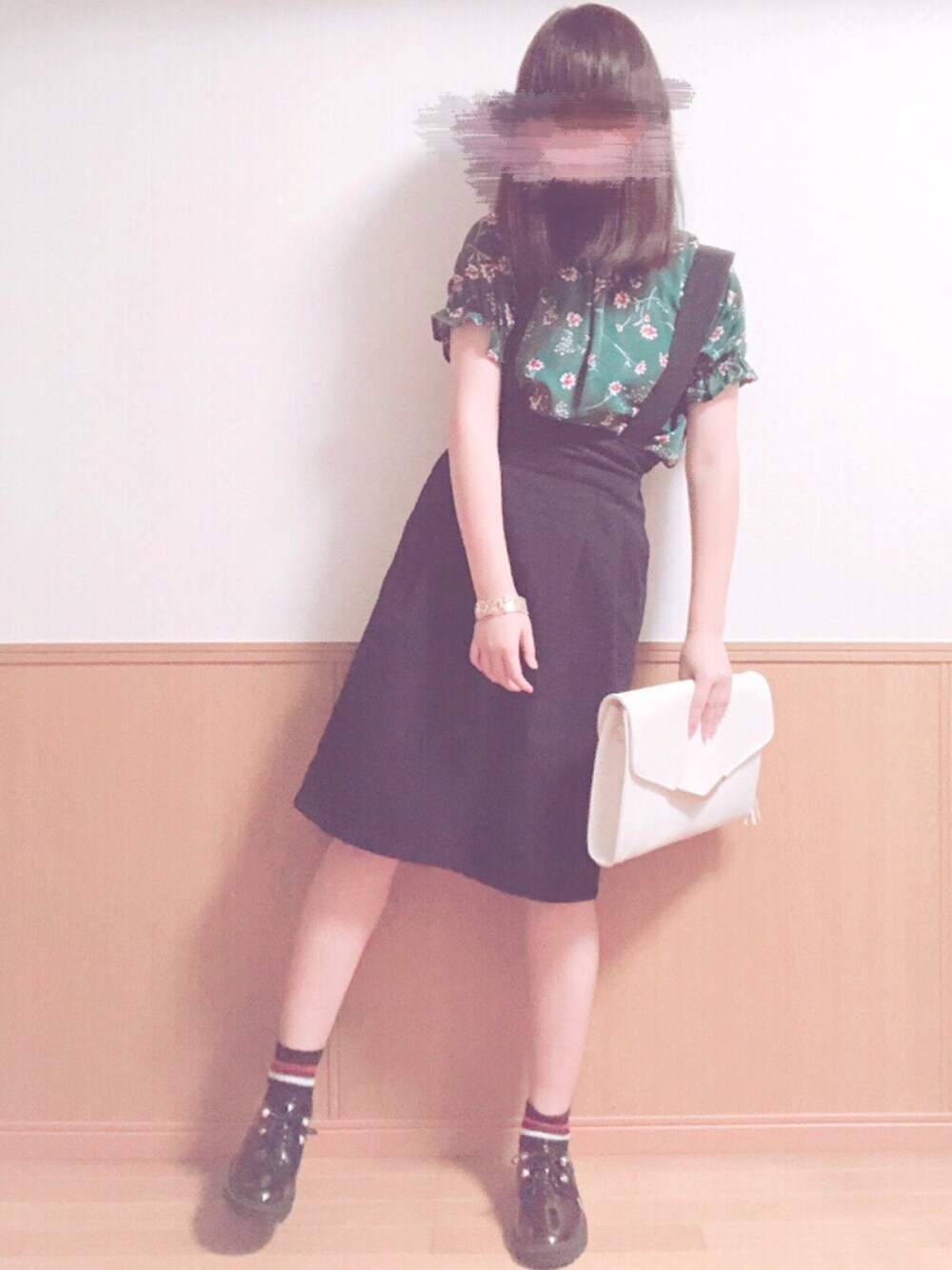 グリーン系のシャツ/ブラウス、ブラック系のスカート、ホワイト系のクラッチバッグを着用したレディースの秋コーディネートの1枚目の写真