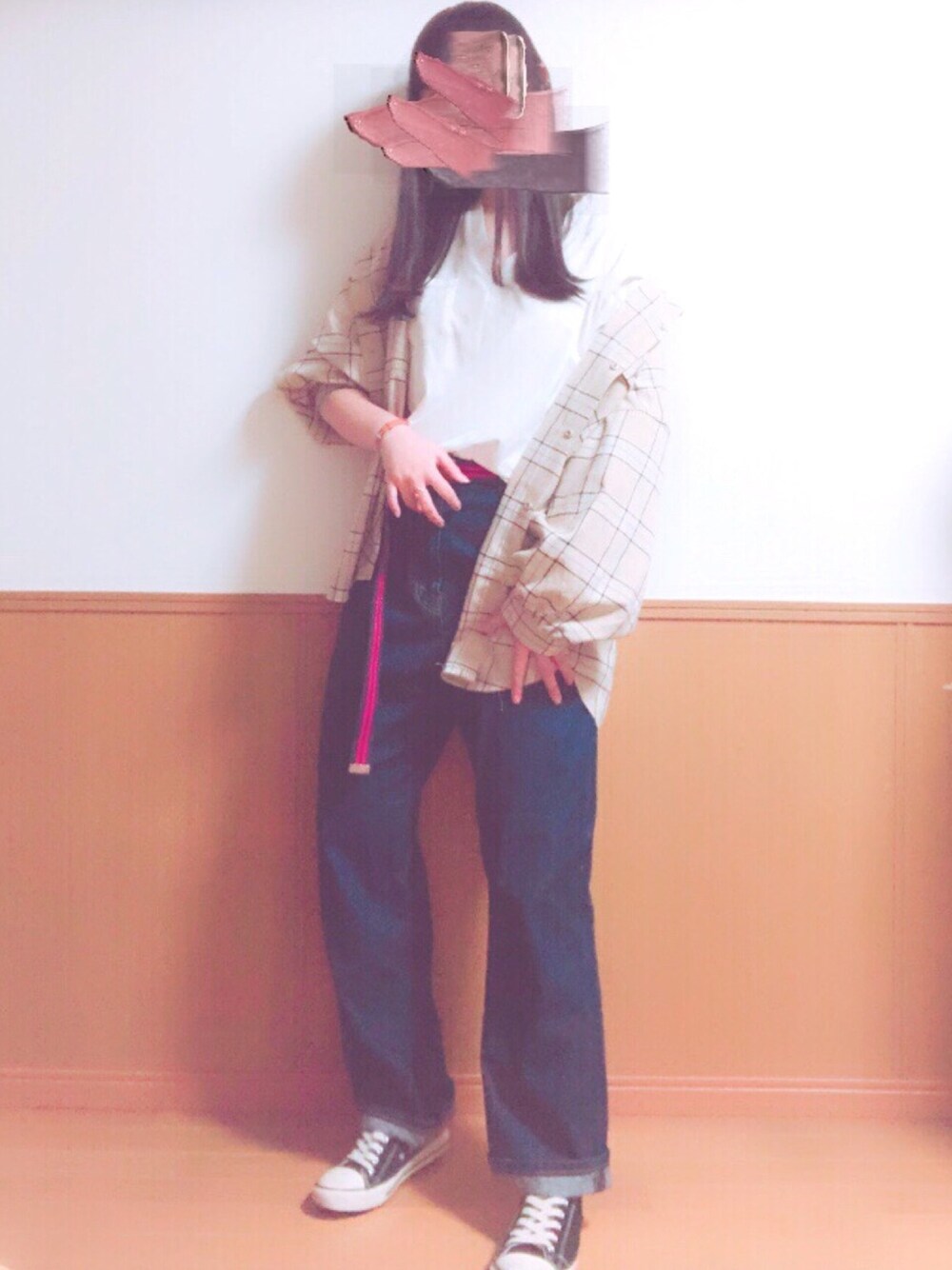 ホワイト系のTシャツ/カットソー、ブラウン系のシャツ/ブラウス、ブルー系のデニムパンツを着用したレディースの春コーディネートの1枚目の写真