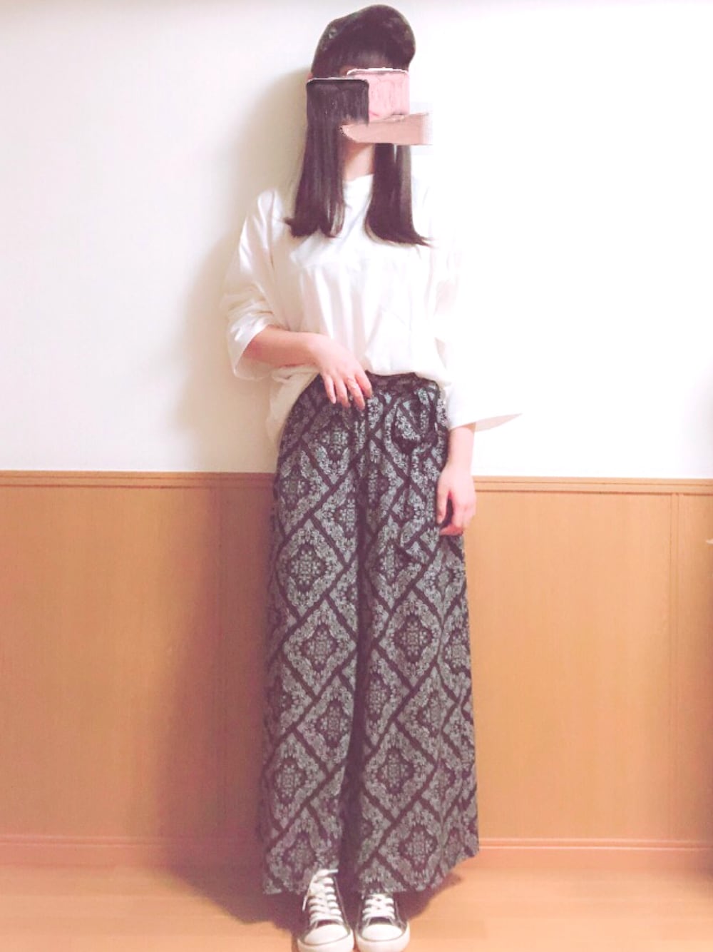 「シンプルコーデ、楽チンコーデ、春夏コーデ、ゆるコーデ、高校生、Tシャツ、ゆるパンツ、柄パンツ、スニーカー」｜「INGNIの切り替え／チュニック7分袖（Tシャツ/カットソー、ホワイト系）」を使った、chiiiiina︎︎︎︎︎☺︎さん（レディース・163cm）の春コーディネートの1枚目の写真