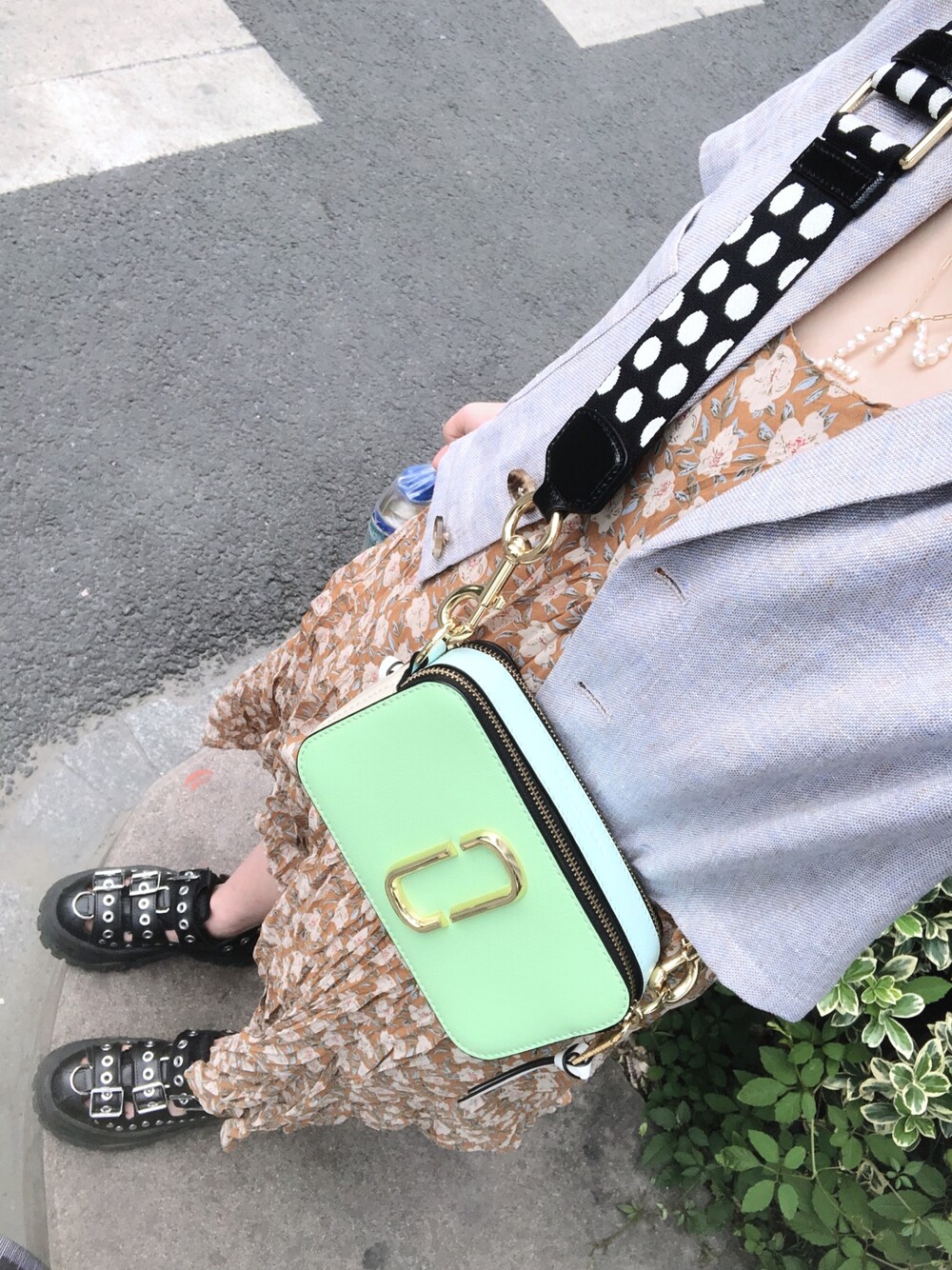 「URBAN RESEARCHのアイテム（スーツジャケット、グレー系）」を使った、阿兔酱さん（レディース・160cm）の夏コーディネートの1枚目の写真