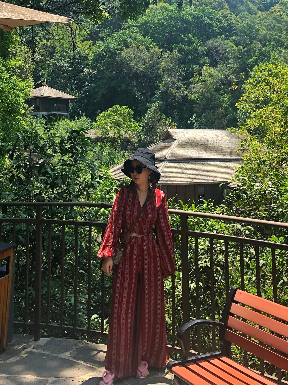 「GUCCIのアイテム（バッグ、ブラウン系）」を使った、阿兔酱さん（レディース・160cm）の夏コーディネートの1枚目の写真