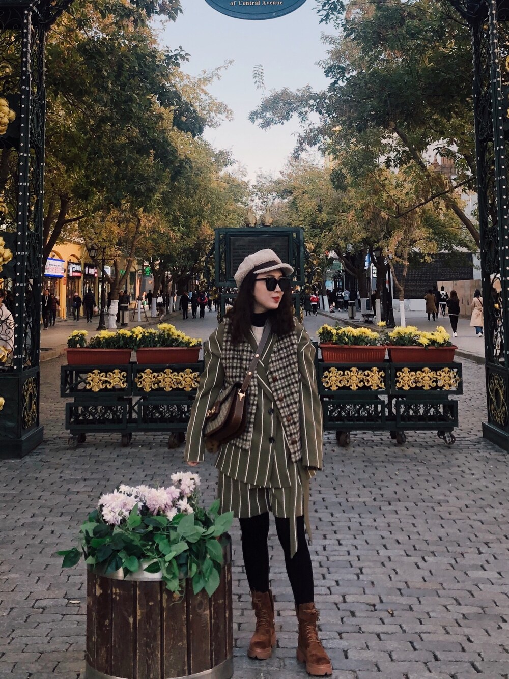 「GUCCIのアイテム（ショルダーバッグ、ブラウン系）」を使った、阿兔酱さん（レディース・160cm）の秋コーディネートの1枚目の写真