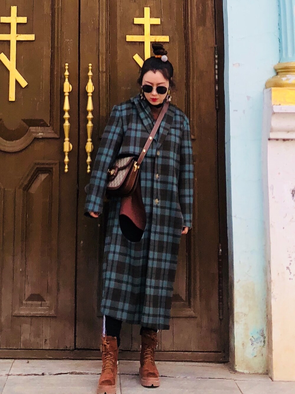 「GUCCIのアイテム（ショルダーバッグ、ブラウン系）」を使った、阿兔酱さん（レディース・160cm）の秋コーディネートの1枚目の写真
