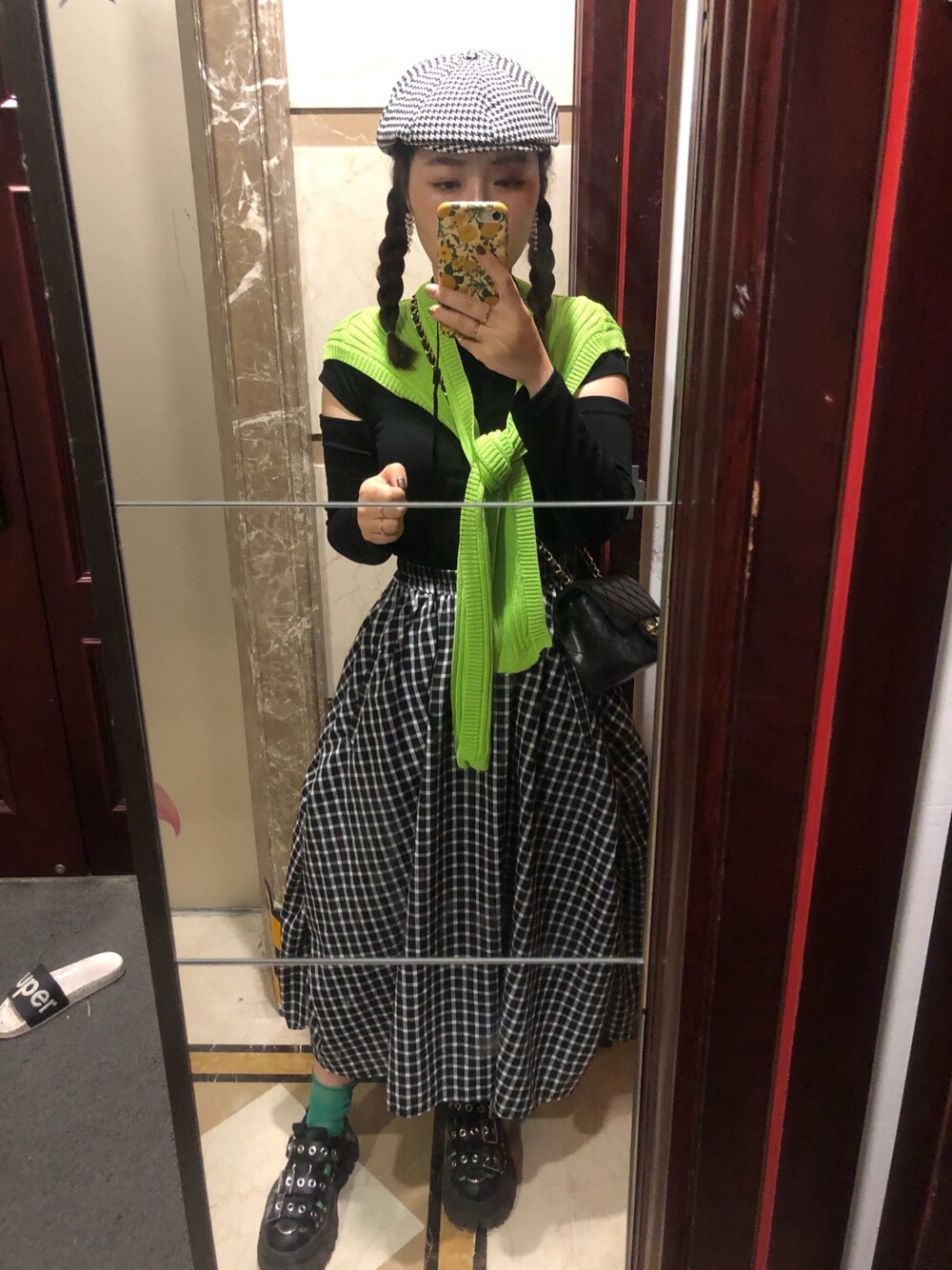 「CHANELのアイテム（ショルダーバッグ、ブラック系）」を使った、阿兔酱さん（レディース・160cm）の秋コーディネートの1枚目の写真