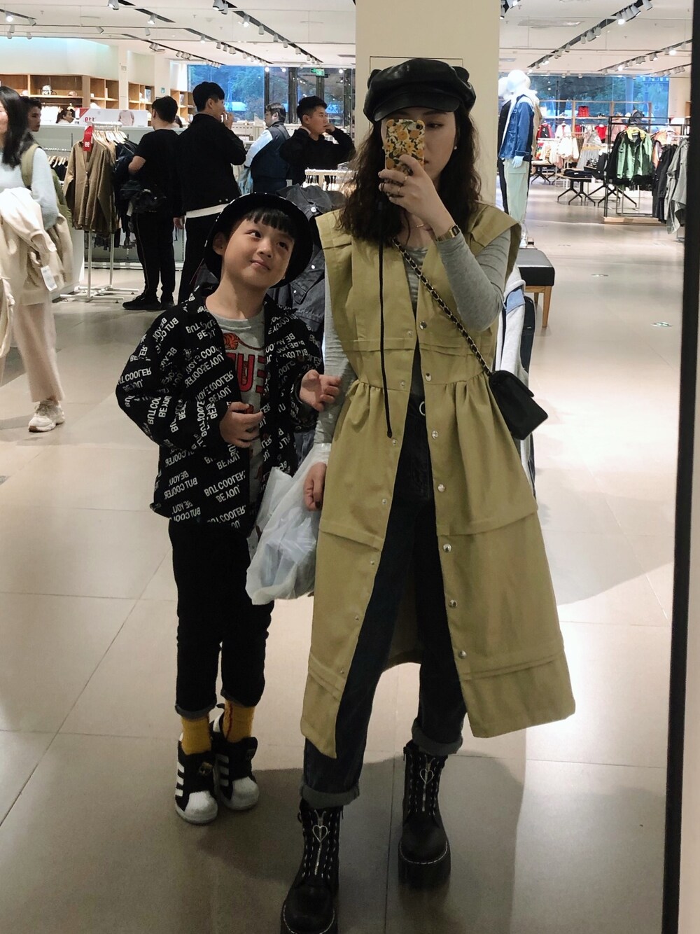 「CHANELのアイテム（ショルダーバッグ、ブラック系）」を使った、阿兔酱さん（レディース・160cm）の秋コーディネートの1枚目の写真