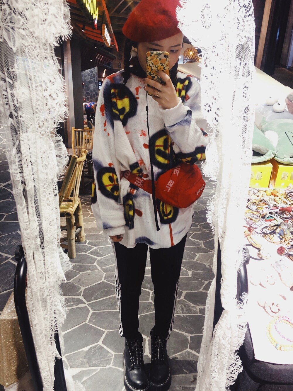 「Supreme のアイテム（ボディバッグ/ウエストポーチ、レッド系）」を使った、阿兔酱さん（レディース・160cm）の秋コーディネートの1枚目の写真