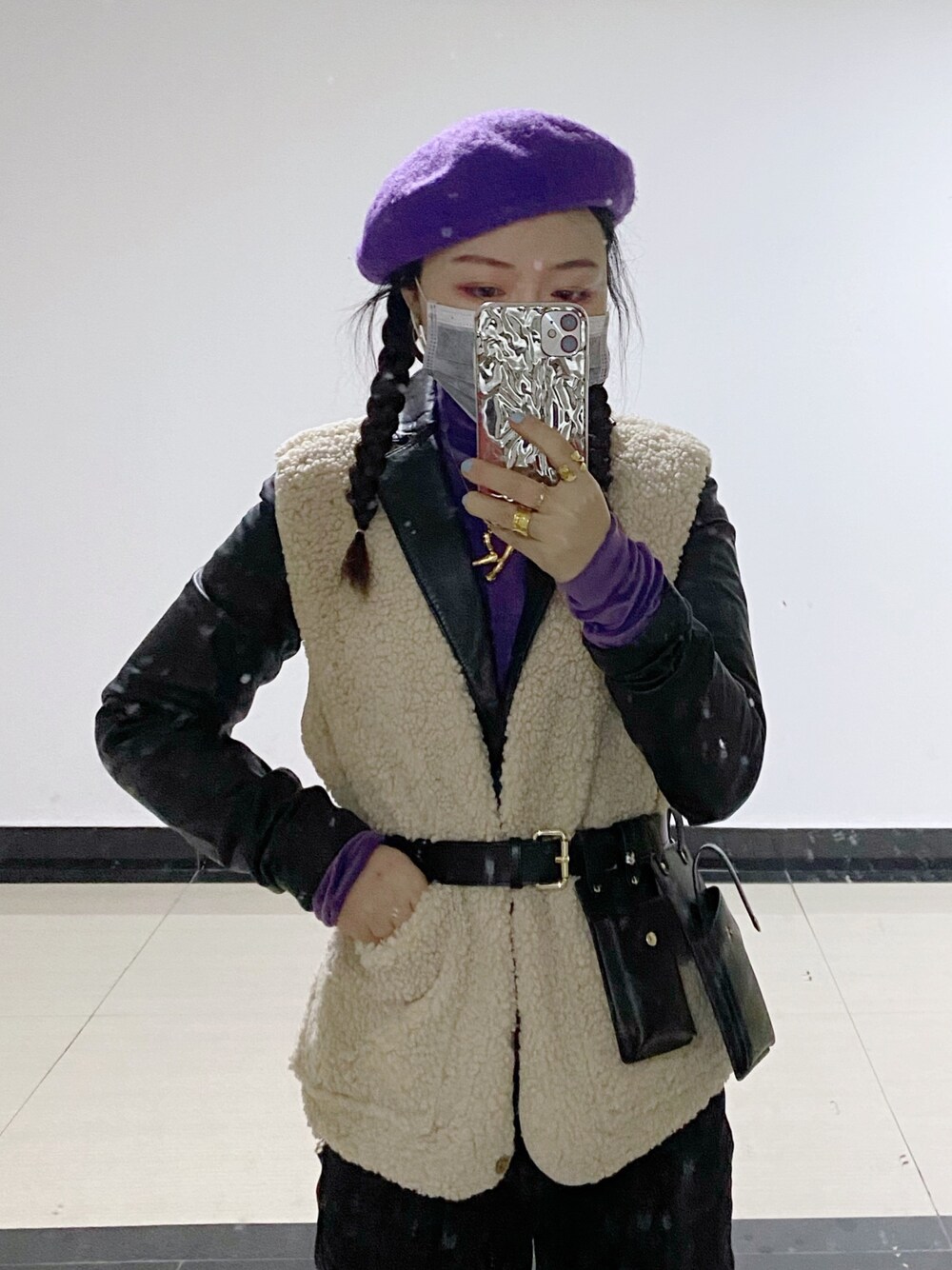 「URBAN RESEARCHのアイテム（Tシャツ/カットソー、パープル系）」を使った、阿兔酱さん（レディース・160cm）の春コーディネートの1枚目の写真