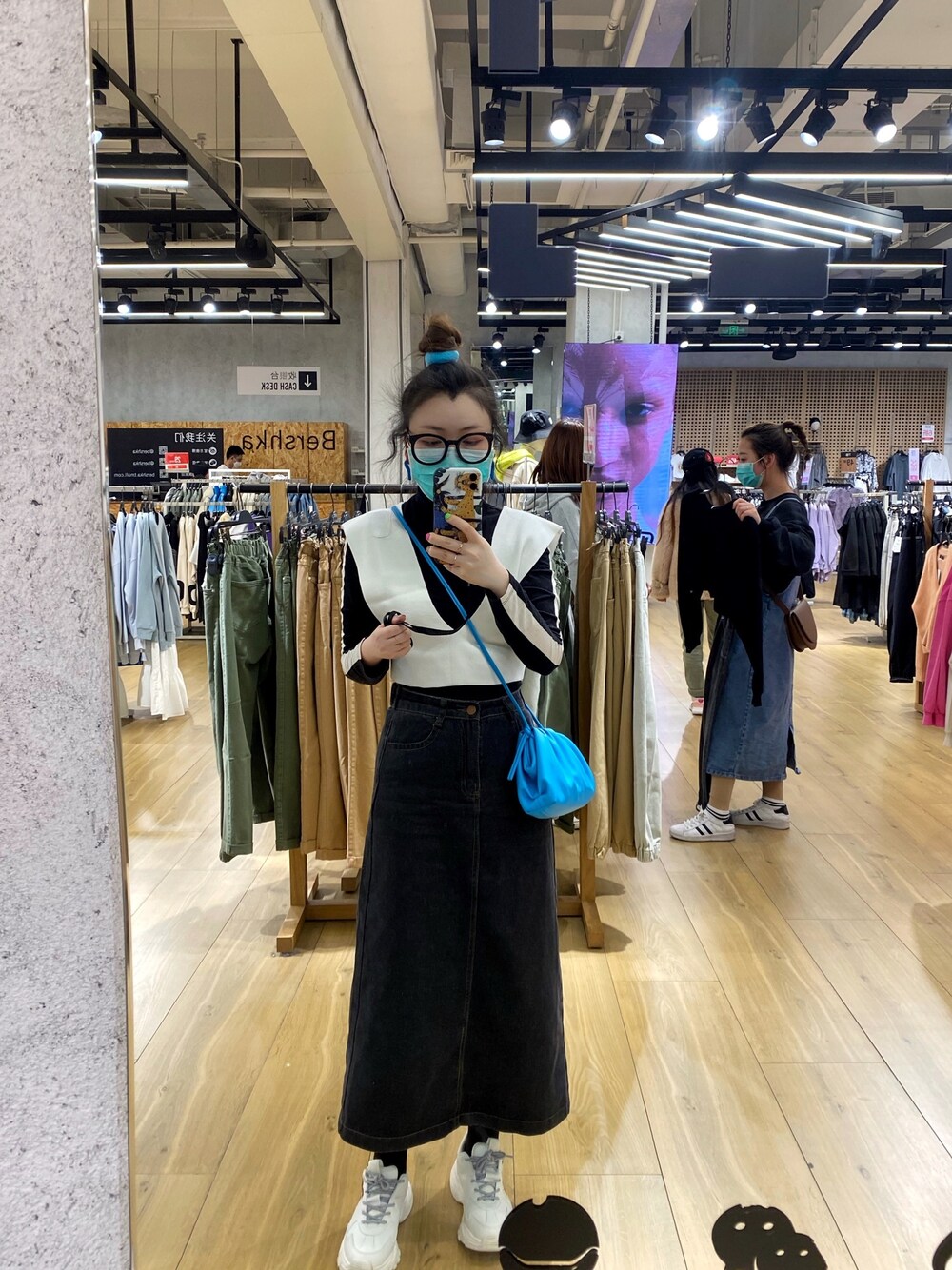 「MONKIのアイテム（Tシャツ/カットソー、ブラック系）」を使った、阿兔酱さん（レディース・160cm）の春コーディネートの1枚目の写真