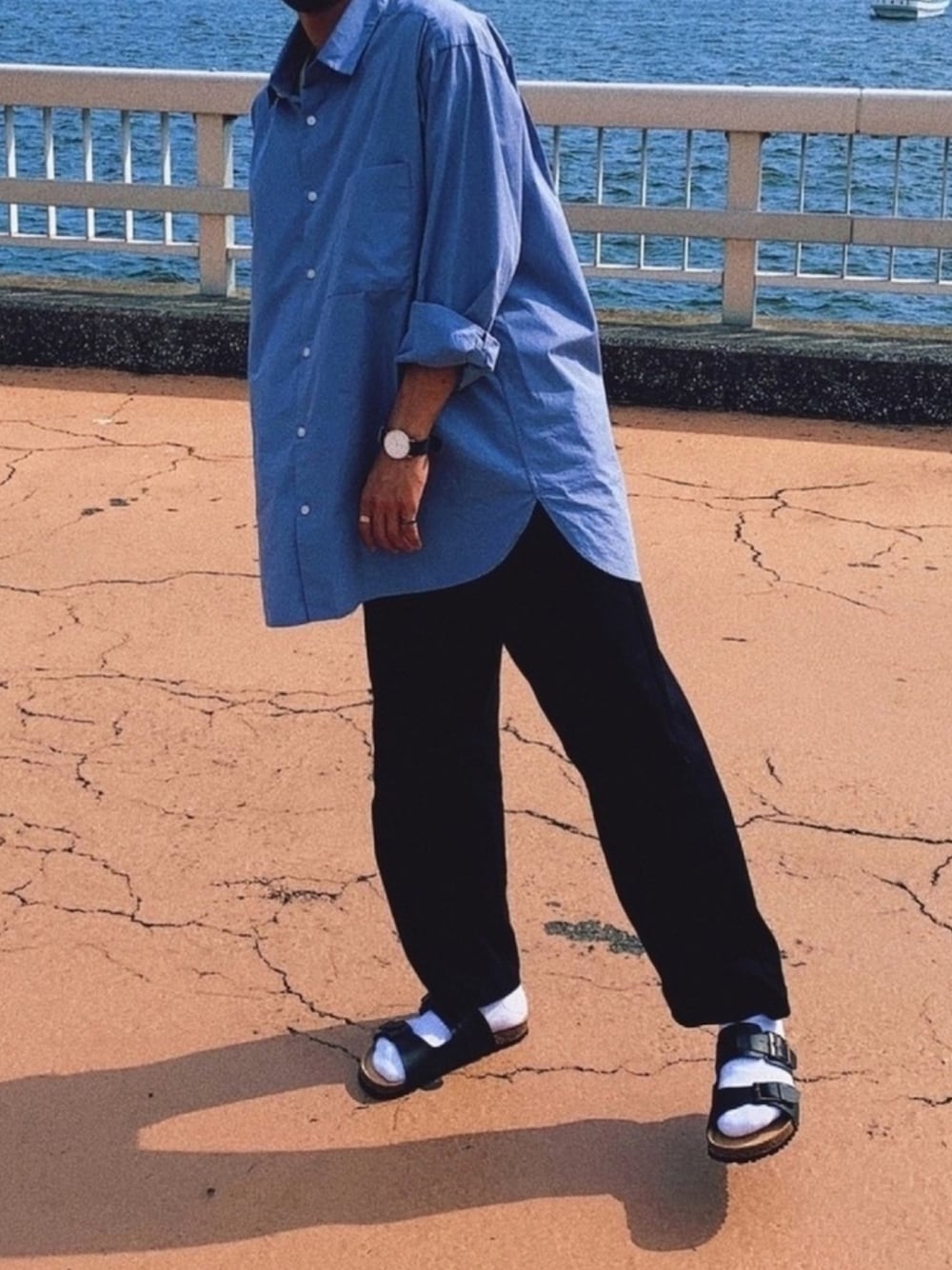 「夏、おしゃれさんと繋がりたい、ビッグシルエット、いいね、save、フォローお願いします🤑、シンプルコーデ、シャツスタイル、サックスブルー、GU、夏コーデ、サンダル」｜「GUのアイテム（シャツ/ブラウス、ブルー系）」を使った、yukitaka.さん（メンズ・170cm）の夏コーディネートの1枚目の写真