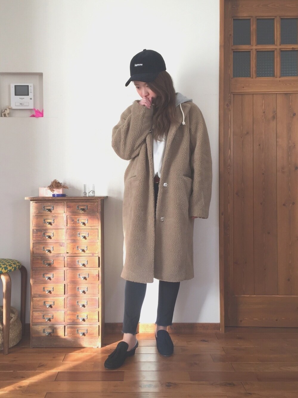 「ママコーデ、シンプル、シンプルコーデ、冬、supreme」｜「KBFのKBF ノーカラーボアコート（その他アウター、ブラウン系）」を使った、ayumiさん（レディース・156cm）の冬コーディネートの1枚目の写真