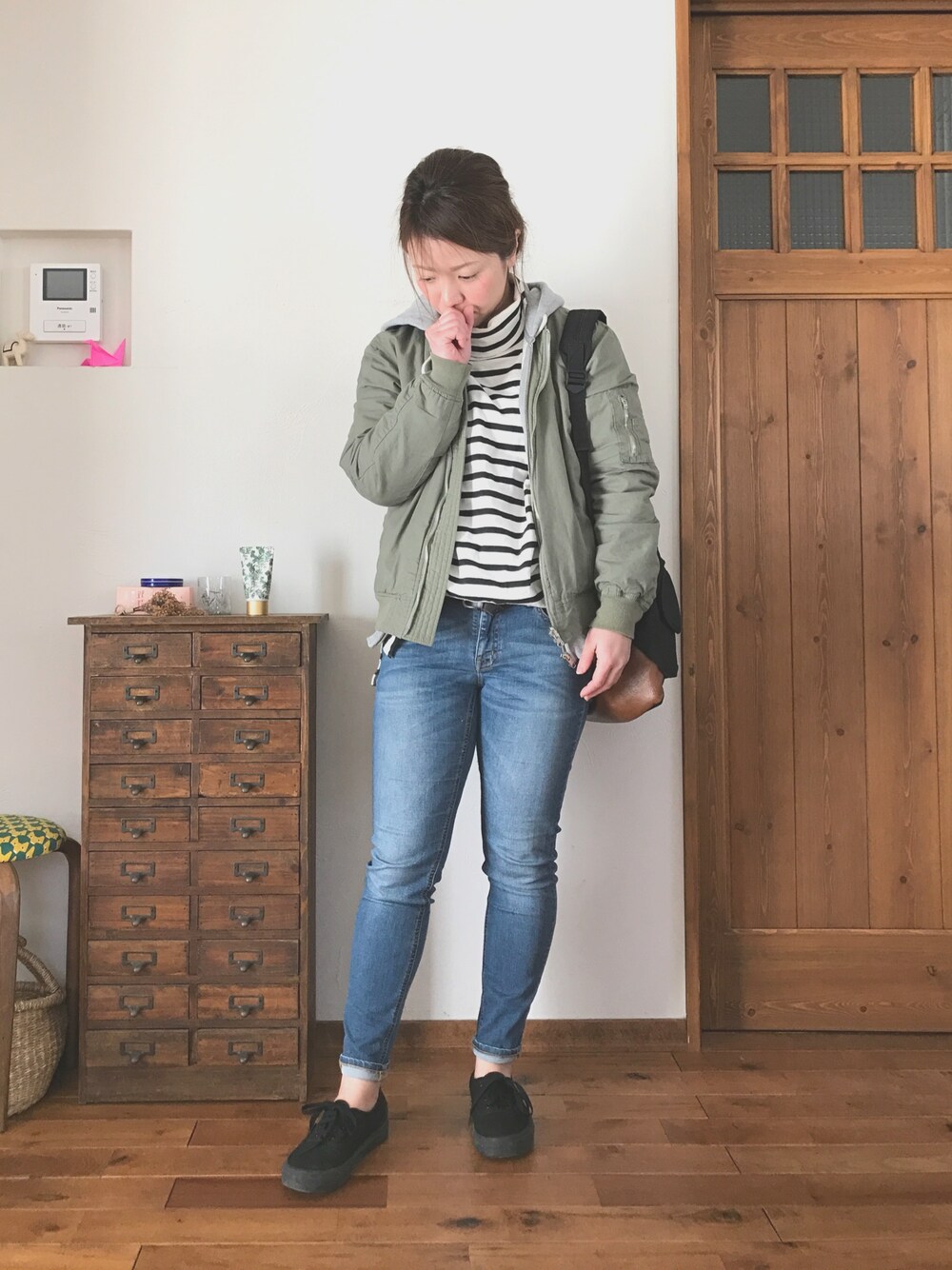 「ママコーデ、シンプル、シンプルコーデ、スニーカー、カジュアル」｜「Ungridの【Casual】ﾘﾊﾞｰｼﾌﾞﾙｷﾙﾃｨﾝｸﾞMA-１（MA-1、グリーン系）」を使った、ayumiさん（レディース・156cm）の冬コーディネートの1枚目の写真