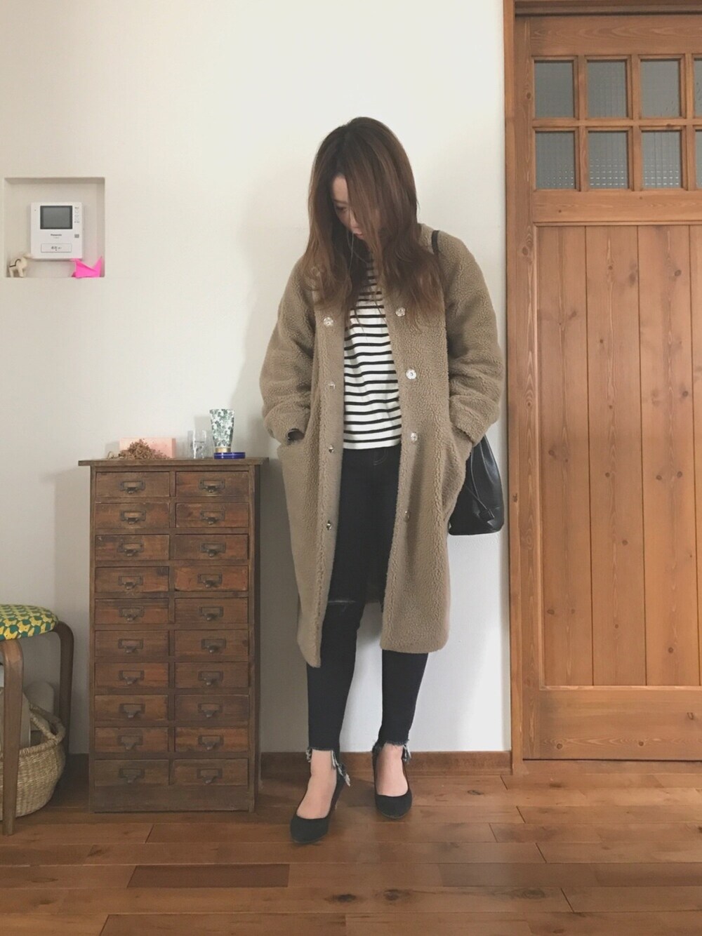 「ママコーデ、シンプル、シンプルコーデ、カジュアル、スプリングSENSEOFPLACE」｜「KBFのKBF ノーカラーボアコート（その他アウター、ブラウン系）」を使った、ayumiさん（レディース・156cm）の冬コーディネートの1枚目の写真