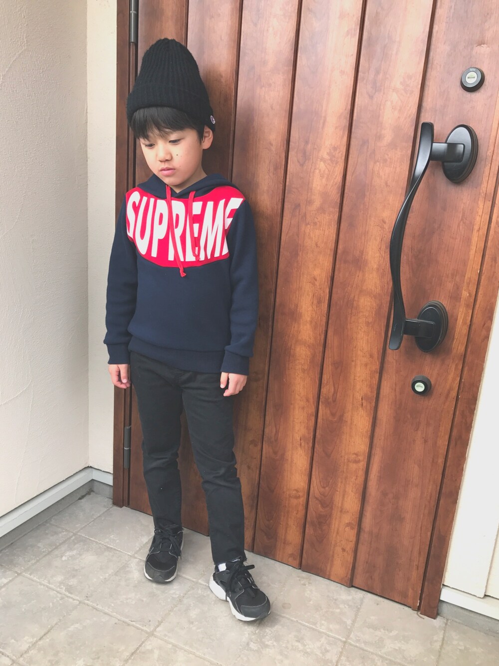 「kids、こどもコーデ、子供服、スニーカー、supreme」｜「Supreme のアイテム（パーカー、ブルー系）」を使った、ayumiさん（キッズ・120cm）の春コーディネートの1枚目の写真