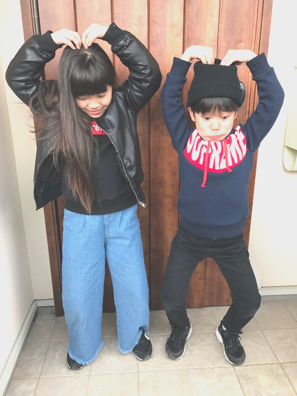 「kids、こどもコーデ、子供服、supreme、スニーカー、NIKE、カジュアル」｜「Championのユニセックス チャンピオン アクリル リブ編み ビーニー Champion Rib Beanie Cap MJB14-01（ニットキャップ/ビーニー、ブラック系）」を使った、ayumiさん（キッズ・125cm）の春コーディネートの1枚目の写真