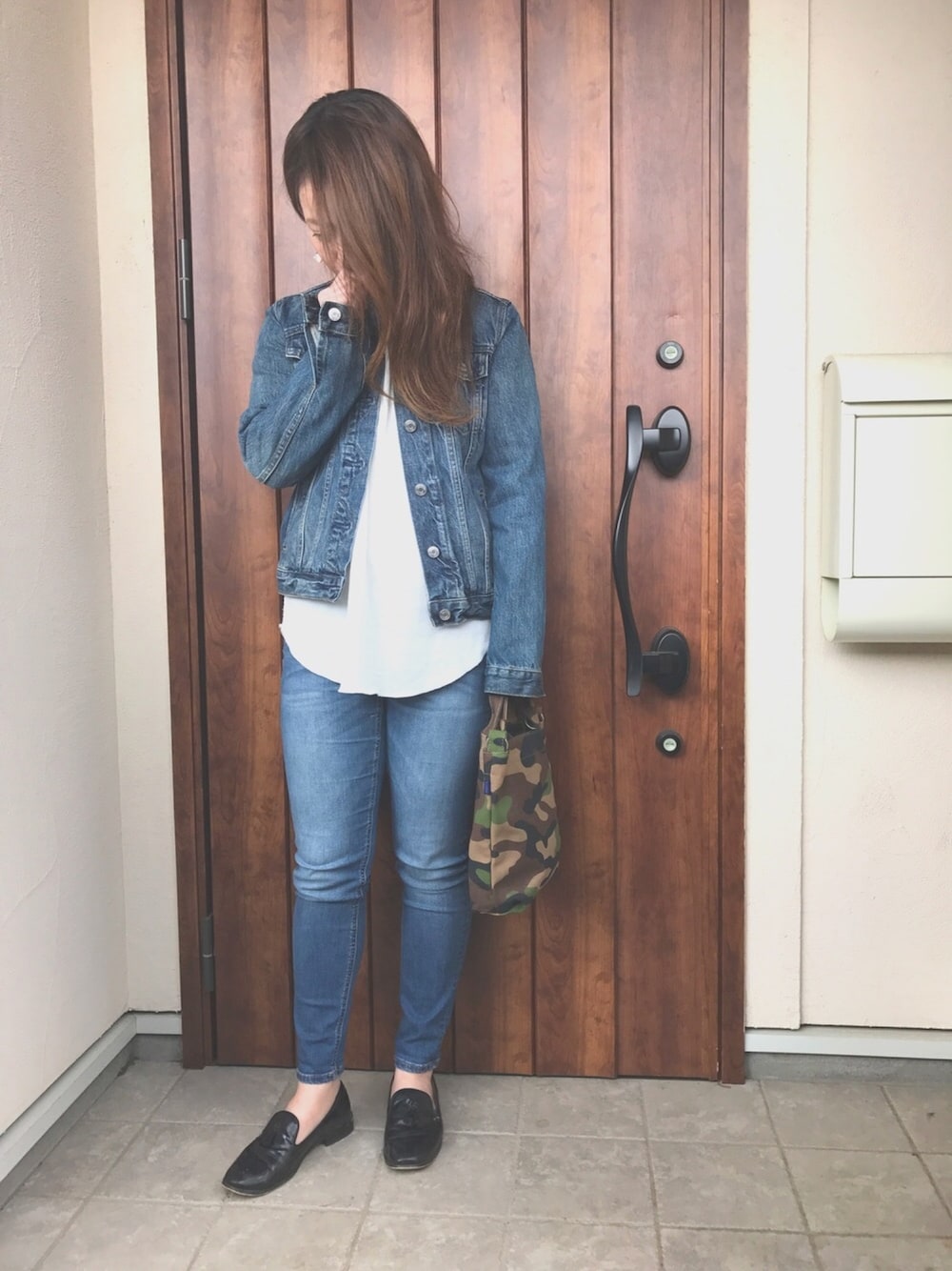 「ママコーデ、シンプル、シンプルコーデ、カジュアル、スプリングSENSEOFPLACE」｜「GAPのGap 1969 Denim Jacket（デニムジャケット、ブルー系）」を使った、ayumiさん（レディース・156cm）の春コーディネートの1枚目の写真