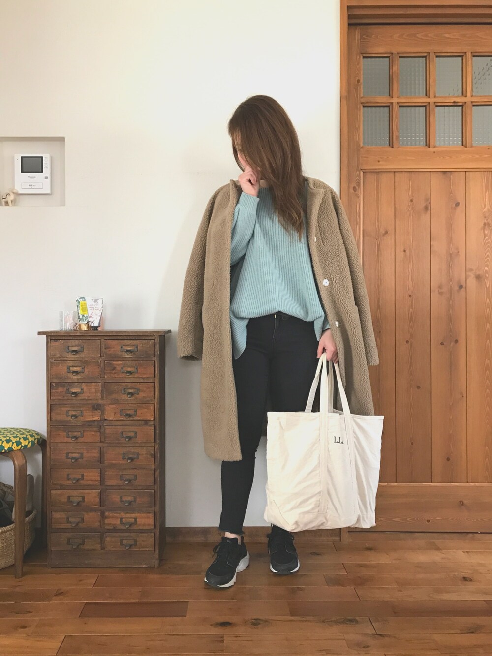 「ママコーデ、シンプル、シンプルコーデ、カジュアル、スニーカー、春コーデ」｜「KBFのKBF ノーカラーボアコート（その他アウター、ブラウン系）」を使った、ayumiさん（レディース・156cm）の春コーディネートの1枚目の写真