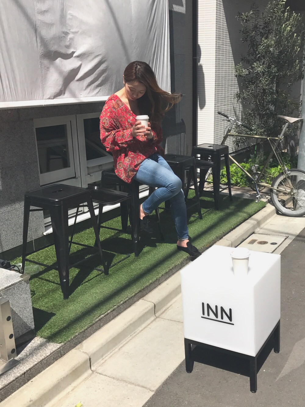 「ママコーデ、シンプル、シンプルコーデ、カジュアル、シャツスタイル、ドラフトアングリッド」｜「Ungridのフラワープリントブラウス（シャツ/ブラウス、レッド系）」を使った、ayumiさん（レディース・156cm）の春コーディネートの1枚目の写真