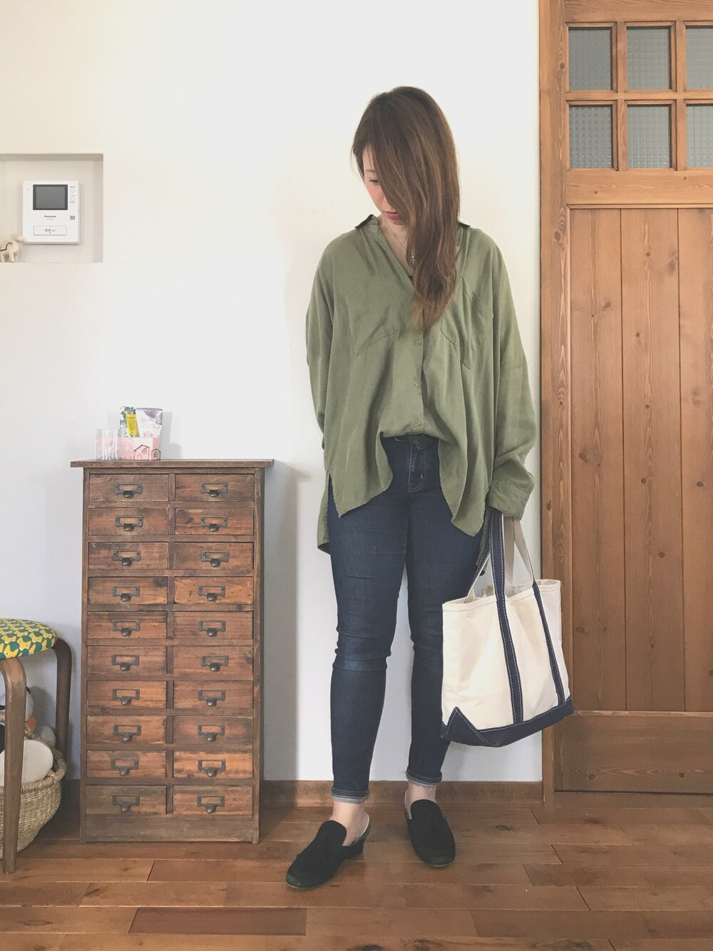 「ママコーデ、シンプル、シンプルコーデ、カジュアル、春コーデ」｜「Ungridの【Lady like】ﾙｰｽﾞｽﾀﾝﾄﾞｶﾗｰSH（シャツ/ブラウス、グリーン系）」を使った、ayumiさん（レディース・156cm）の春コーディネートの1枚目の写真