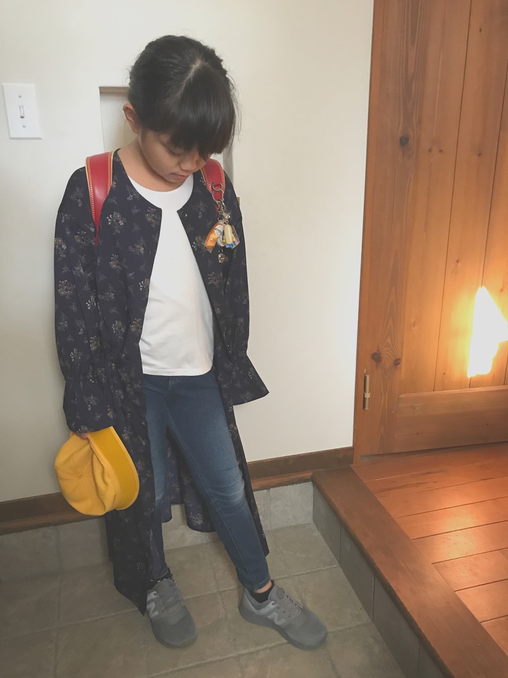 「kids、こどもコーデ、子供服、スニーカー、ワンピース」｜「GUのアイテム（ワンピース、ブルー系）」を使った、ayumiさん（キッズ・130cm）の秋コーディネートの1枚目の写真
