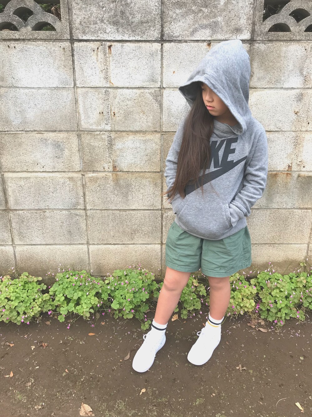 「子供、kids、子供服、こどもコーデ」｜「NIKEのアイテム（パーカー、グレー系）」を使った、ayumiさん（キッズ・130cm）の秋コーディネートの1枚目の写真