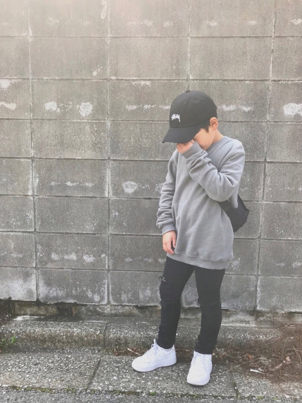 「kids、こどもコーデ、子供服、スニーカー、stussy、NIKE、スウェット」｜「韓国子供服のアイテム（スウェット、グレー系）」を使った、ayumiさん（キッズ・127cm）の春コーディネートの1枚目の写真