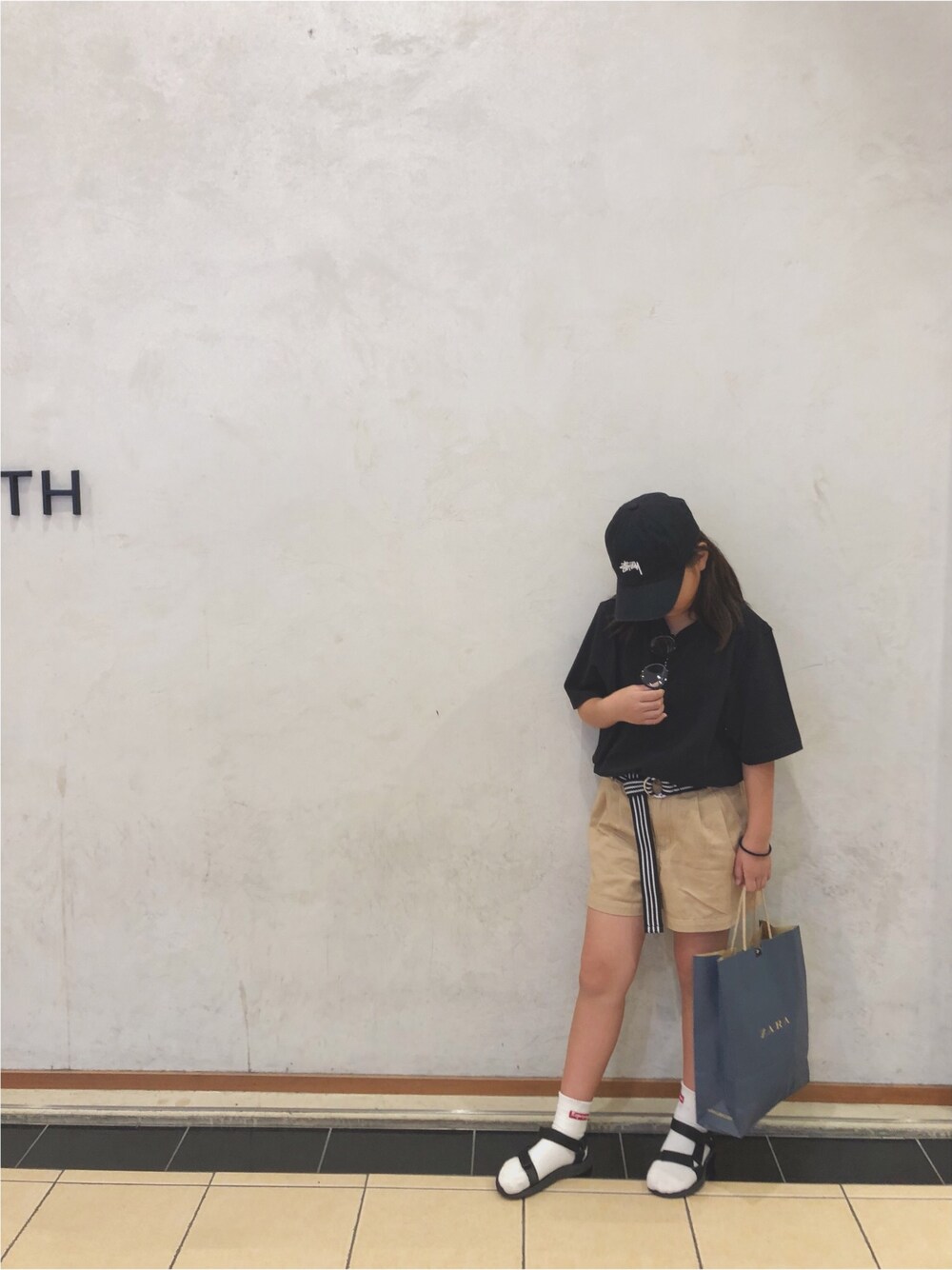 「こどもコーデ、kids、子供服、シンプル、モノトーン、キッズコーデ」｜「STUSSYのKids Classic Logo Strapback Cap（キャップ、ブラック系）」を使った、ayumiさん（キッズ・135cm）の秋コーディネートの1枚目の写真