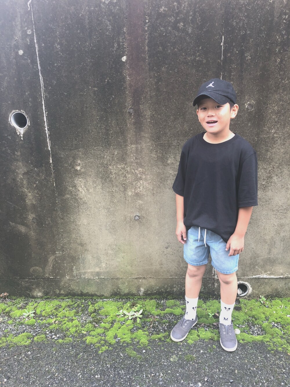 「kids、子供服、こどもコーデ、シンプル、プチプラ、UNIQLO」｜「AIR JORDANのアイテム（キャップ、ブラック系）」を使った、ayumiさん（キッズ・130cm）の秋コーディネートの1枚目の写真