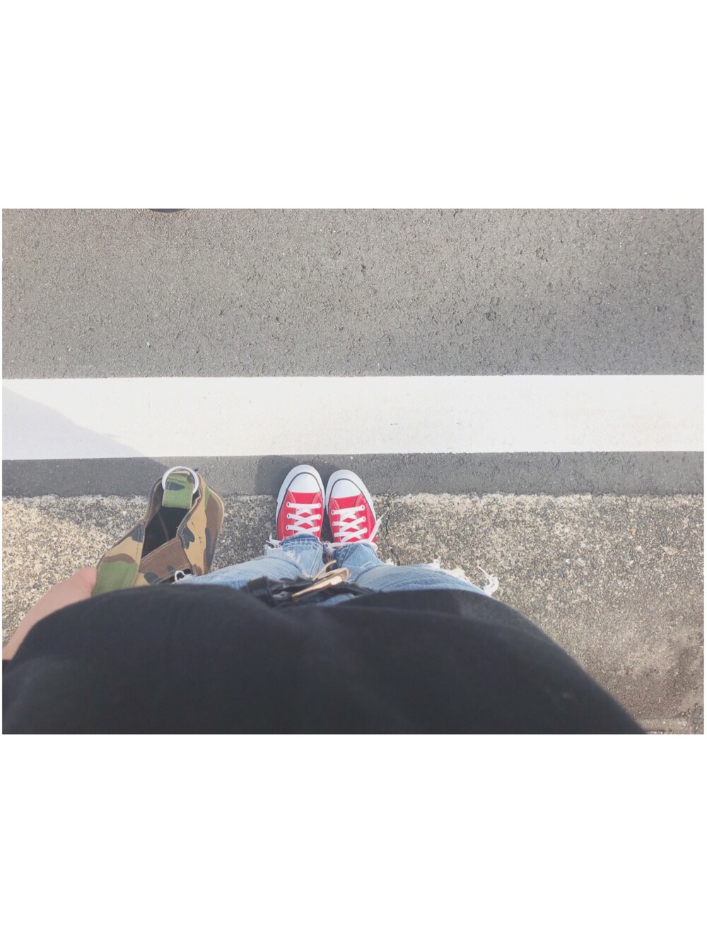 「アイラブCONVERSE、シンプルコーデ、秋冬コーデ、スニーカー、オトナカジュアル」｜「CONVERSEの【CONVERSE】CANVAS ALL STAR HI（スニーカー、レッド系）」を使った、ayumiさん（レディース・156cm）の秋コーディネートの1枚目の写真