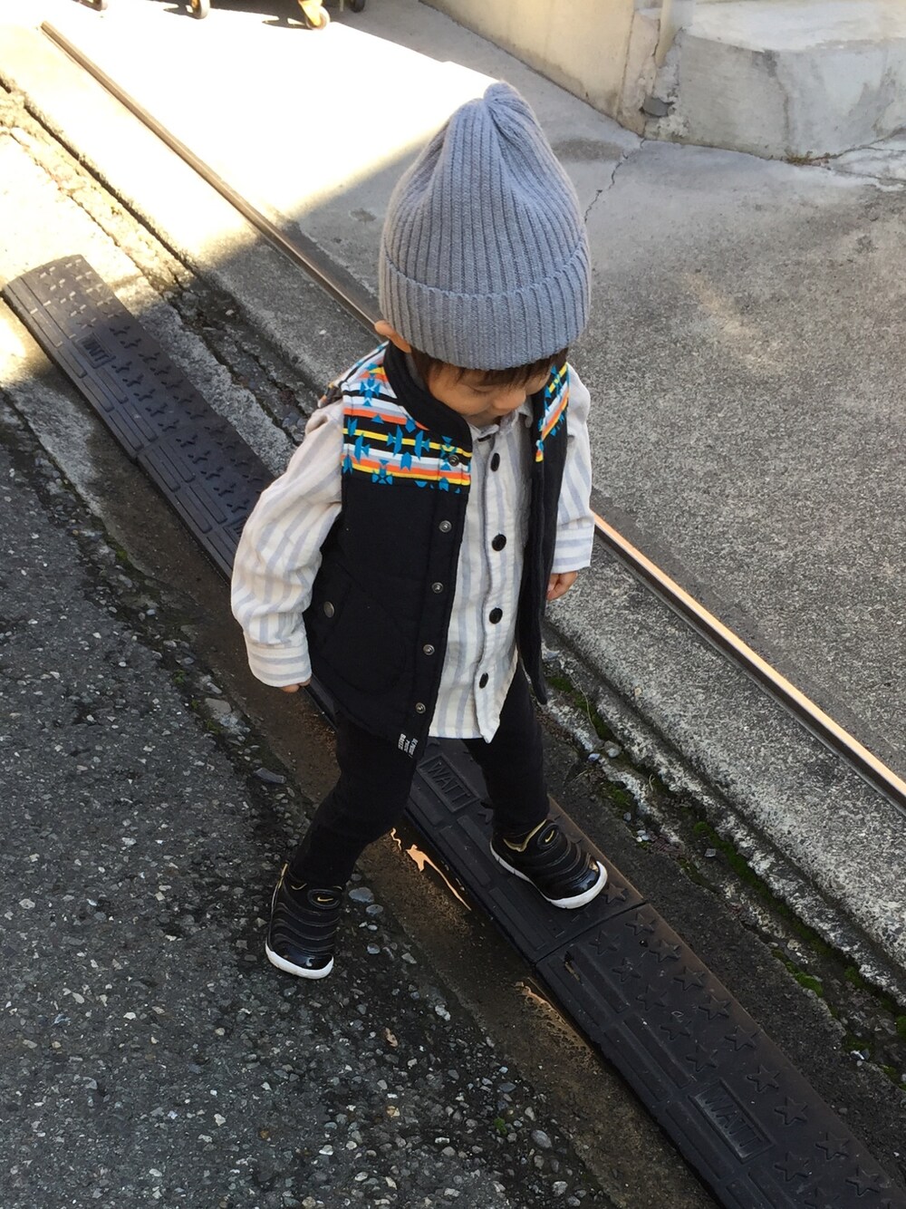 「BREEZEのアイテム（シャツ/ブラウス、グレー系）」を使った、aito☆hayatoさん（キッズ・80cm）の秋コーディネートの1枚目の写真