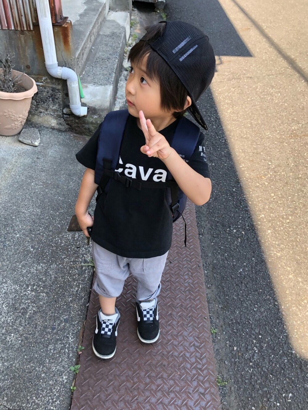 「男の子コーデ、EDWIN、THE SHOP TK、VANS」｜「THE SHOP TK の【150cmまで】ロゴTシャツ（Tシャツ/カットソー、ブラック系）」を使った、aito☆hayatoさん（キッズ・110cm）の春コーディネートの1枚目の写真