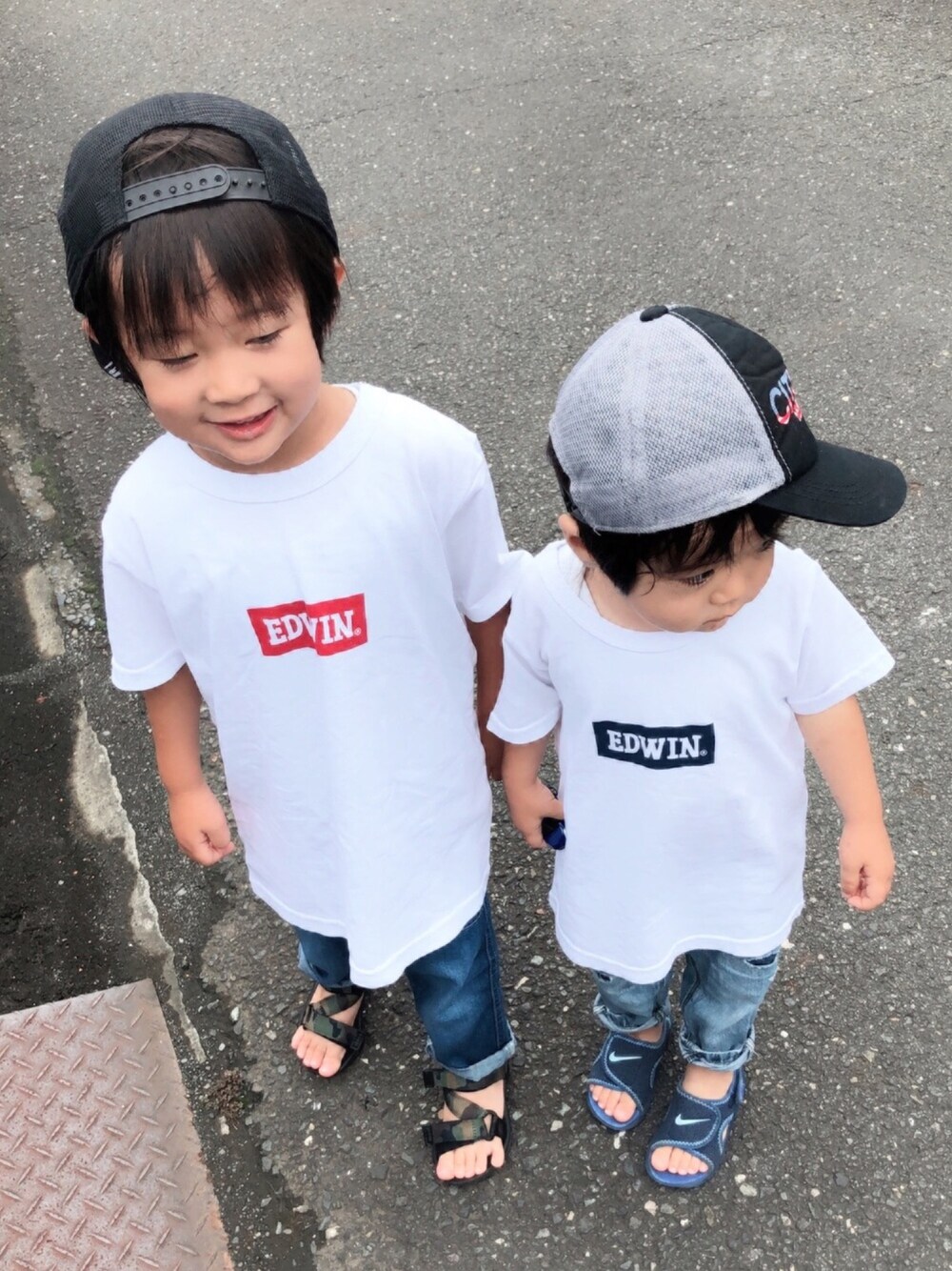 「EDWIN、GLOBAL WORK、NIKE、GU、BREEZE」｜「EDWINの【公式】”EDWIN ロゴ” Ｔシャツ（Tシャツ/カットソー、ホワイト系）」を使った、aito☆hayatoさん（キッズ・104cm）の夏コーディネートの1枚目の写真