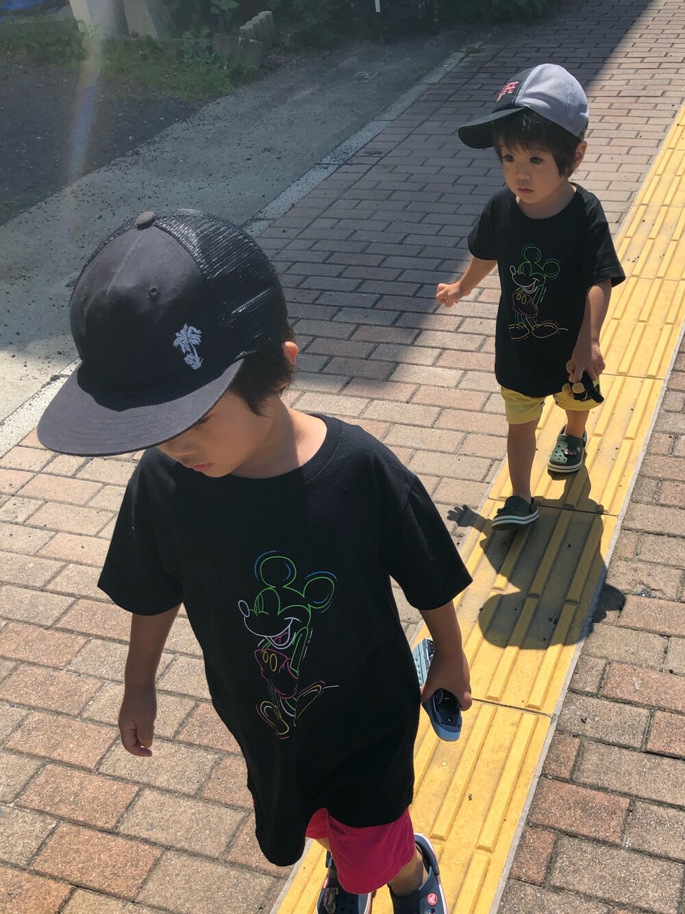 「ユニクロ、BREEZE、GU、GROBAL WORK、ミッキー」｜「UNIQLOのBOYS セレブレイト ミッキー グラフィックＴ（半袖）（Tシャツ/カットソー、ブラック系）」を使った、aito☆hayatoさん（キッズ・110cm）の秋コーディネートの1枚目の写真