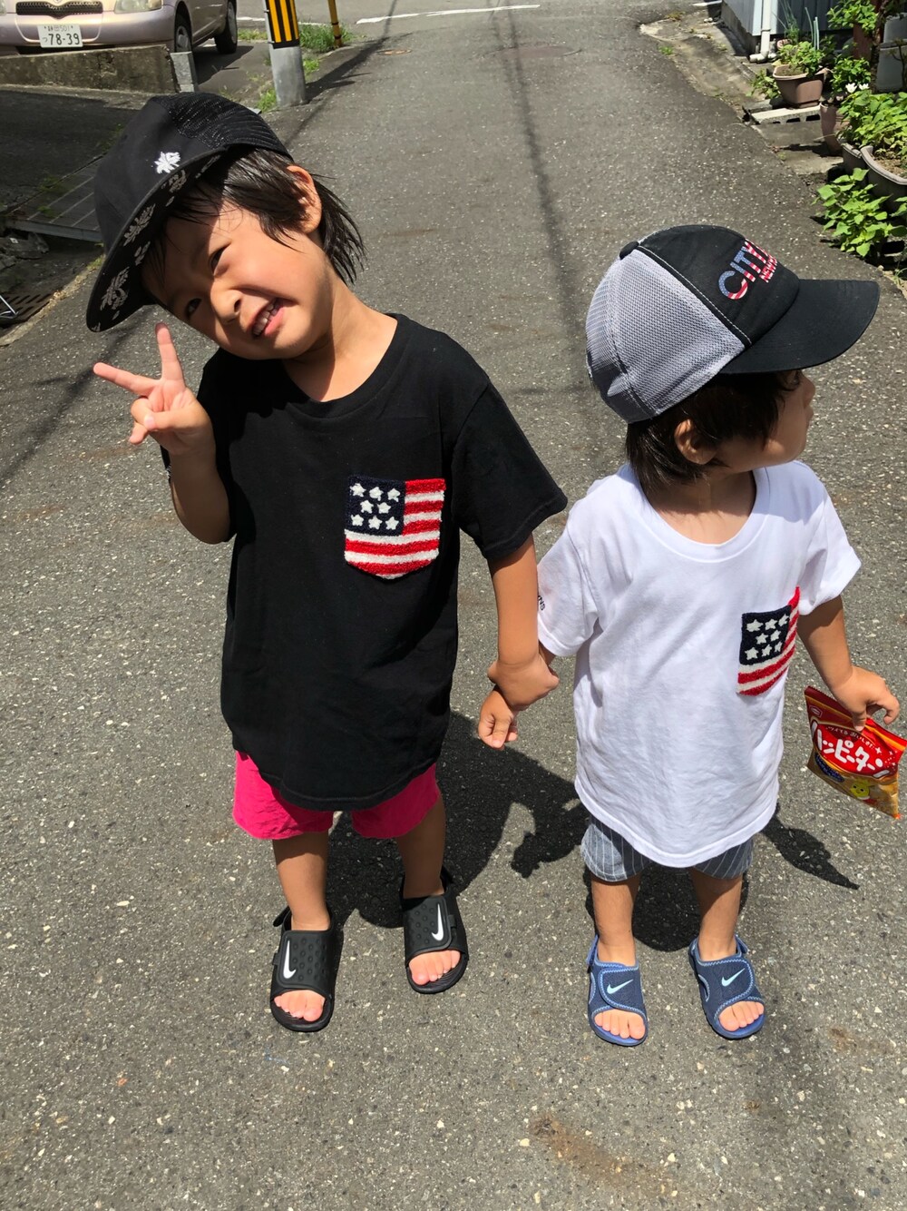 「BREEZE、SLAPSLIP、RODEO CROWNS WIDE BOWL、GU、NIKE」｜「RODEO CROWNS WIDE BOWLのキッズ USサガラ ポケット Tシャツ（Tシャツ/カットソー、ブラック系）」を使った、aito☆hayatoさん（キッズ・110cm）の秋コーディネートの1枚目の写真