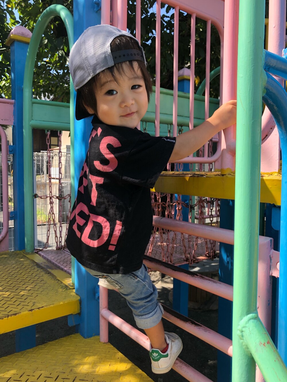 「H&M、BREEZE、adidas」｜「BREEZEの3色2柄ロゴTシャツ（Tシャツ/カットソー、ホワイト系）」を使った、aito☆hayatoさん（キッズ・110cm）の秋コーディネートの1枚目の写真
