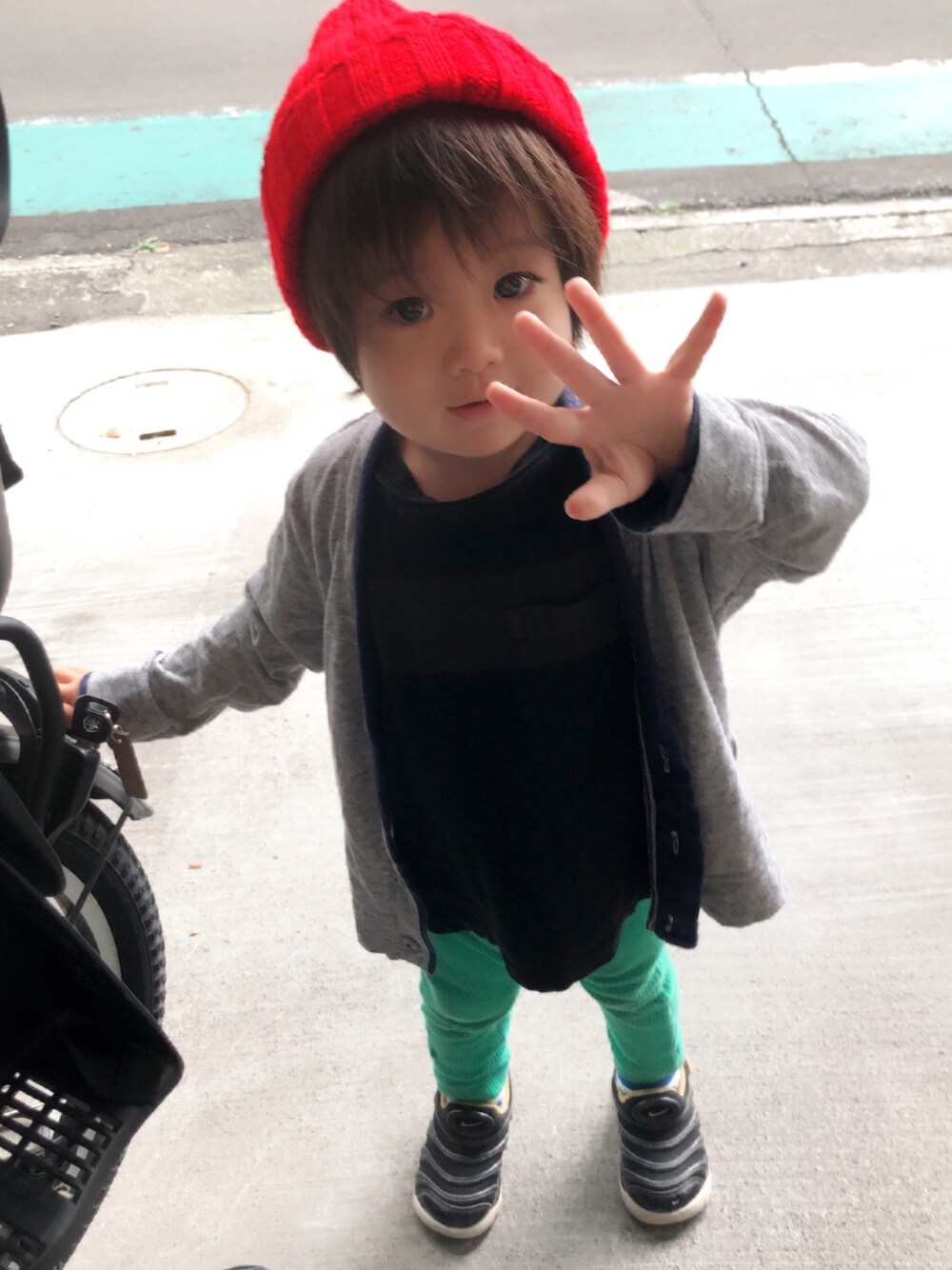 「BREEZE、UNIQLO、NIKE」｜「BREEZEの3色2柄ロゴTシャツ（Tシャツ/カットソー、ホワイト系）」を使った、aito☆hayatoさん（キッズ・110cm）の秋コーディネートの1枚目の写真