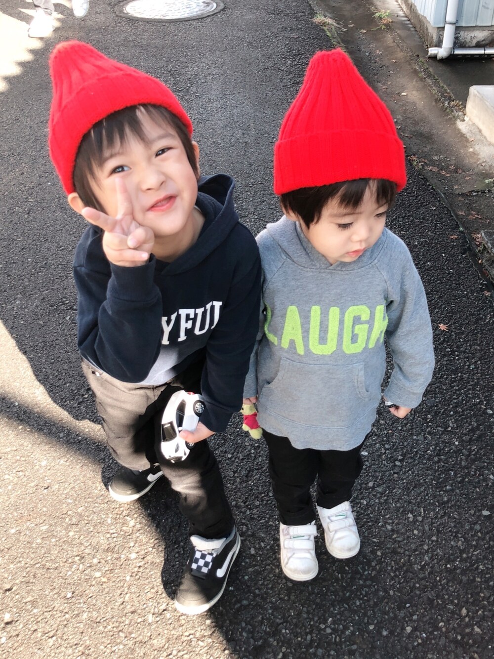 「THE SHOP TK、EDWIN、GROBAL WORK、VANS、adidas」｜「GLOBAL WORKのアイテム（パーカー、グレー系）」を使った、aito☆hayatoさん（キッズ・110cm）の冬コーディネートの1枚目の写真