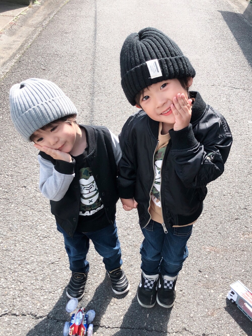 「XLARGE、GROBAL WORK、GU、H&M、VANS、NIKE」｜「GLOBAL WORKのアイテム（MA-1、ブラック系）」を使った、aito☆hayatoさん（キッズ・110cm）の春コーディネートの1枚目の写真