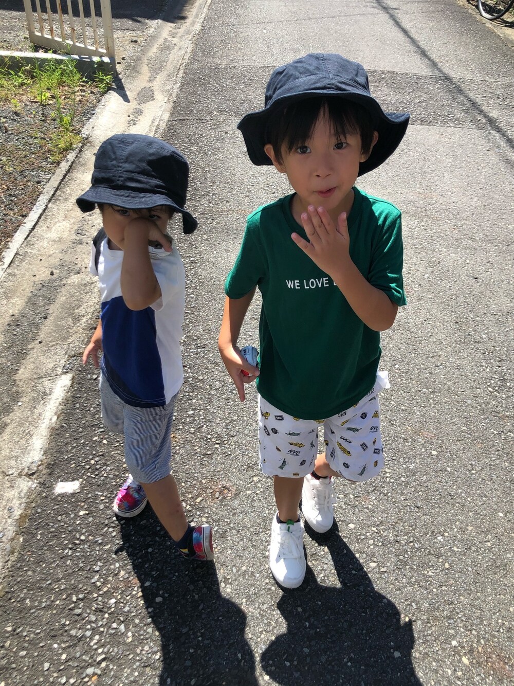 「comme ca ism、BREEZE、THE SHOP TK、UNIQLO、DC SHOES、ZARA」｜「COMME CA ISMのWE LOVE EARTH プリント半袖Ｔシャツ（Tシャツ/カットソー、ホワイト系）」を使った、aito☆hayatoさん（キッズ・110cm）の秋コーディネートの1枚目の写真