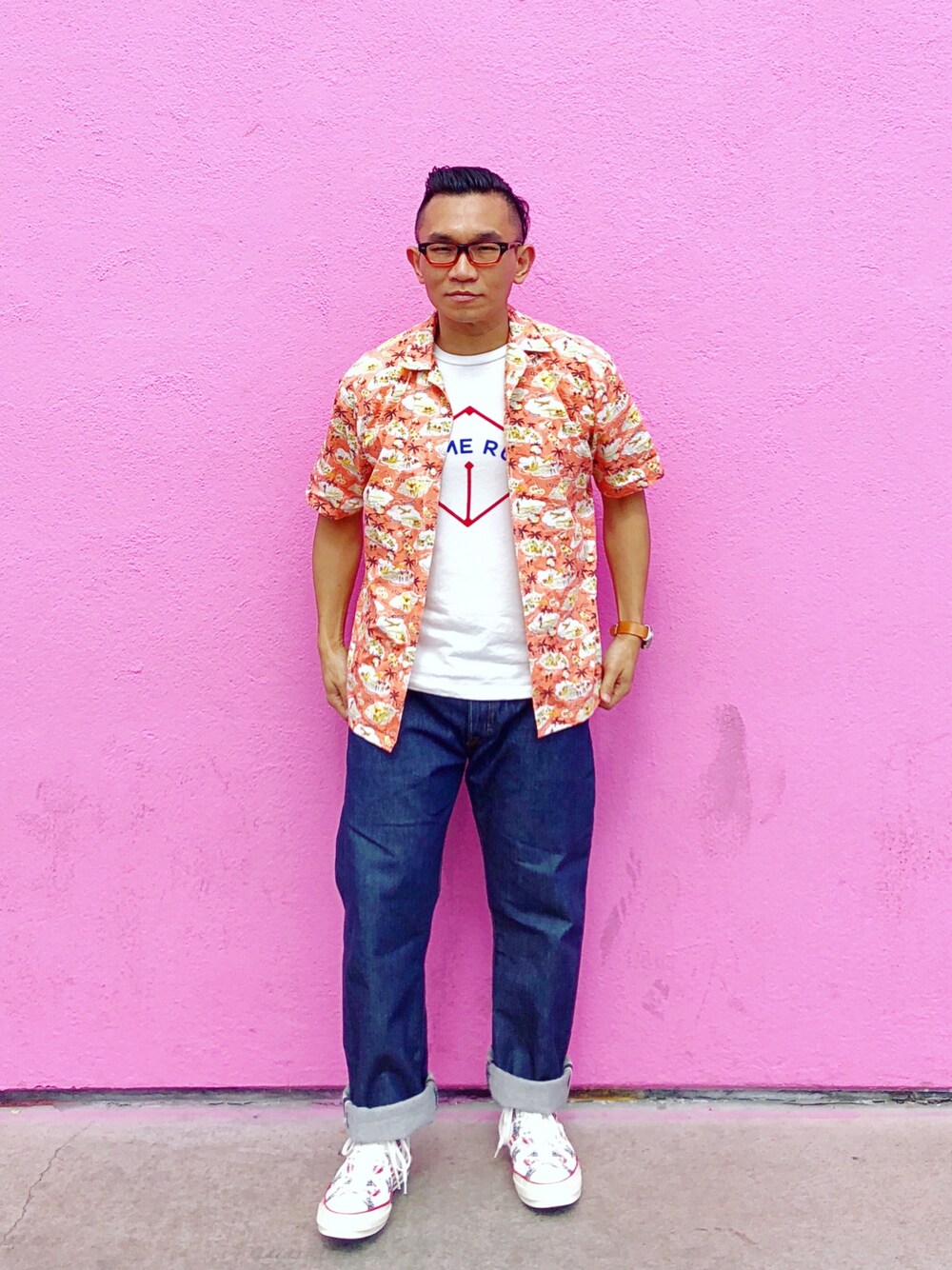 「ootd、streetstyle、streetfashion、menswear、pink wall、INHERIT、BCSTOCK、Levi's、LEVIS VINTAGE CLOTHING、converse」｜「LEVI'S VINTAGE CLOTHINGのアイテム（Tシャツ/カットソー、ホワイト系）」を使った、Colorholic manさん（メンズ・172cm）の夏コーディネートの1枚目の写真
