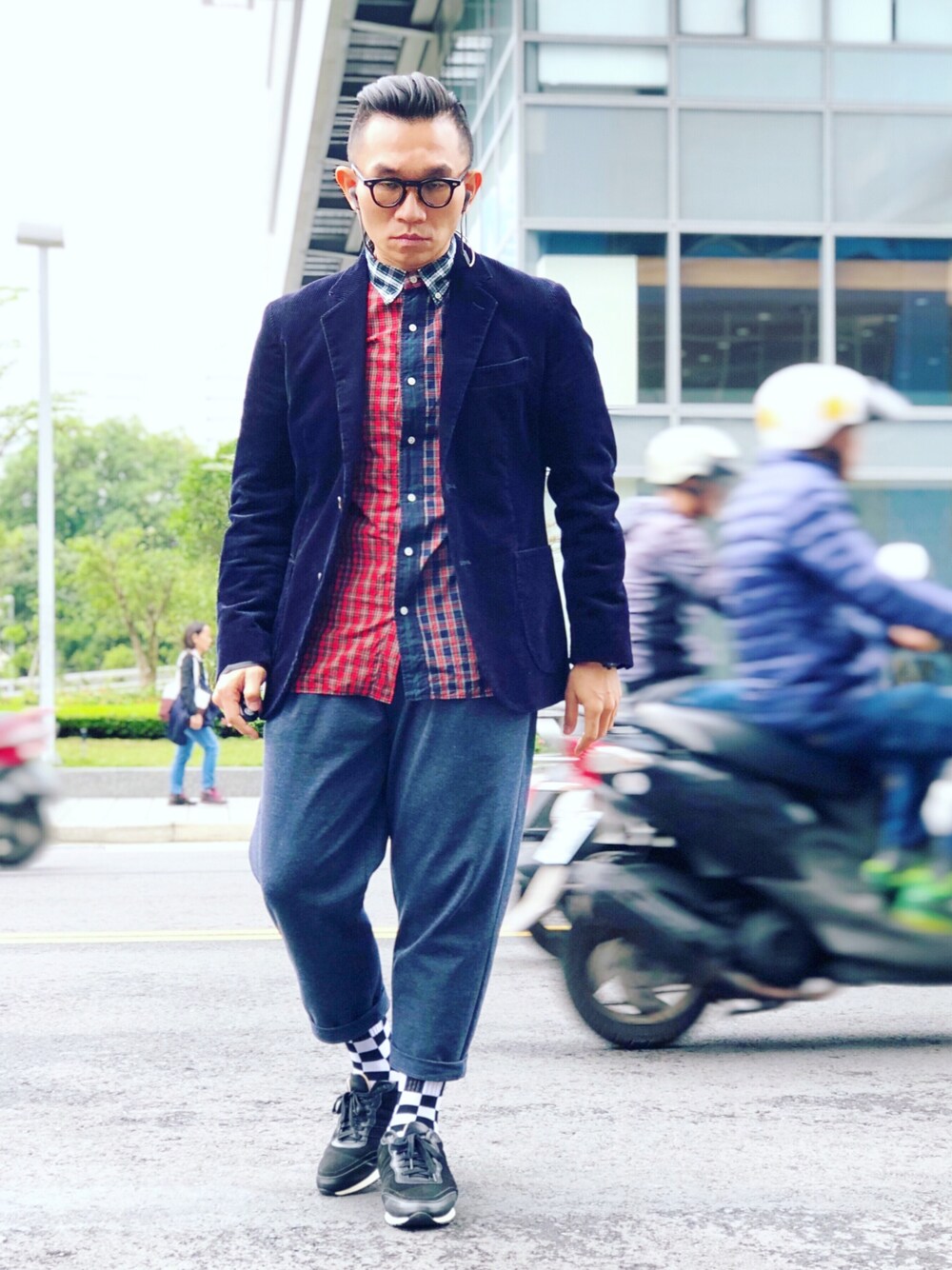 ブルー系のその他アウター、グレー系のチノパンツ、ブラック系のスニーカーを着用したメンズの冬コーディネートの1枚目の写真