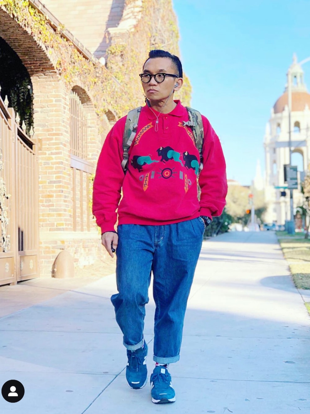 「vintage、UNIQLO、UNIQLO U、New Balance、NEW BALANCE 990、Los Angeles、ootd、menswear、streetstyle、streetfashion」｜「VINTAGEのアイテム（スウェット、レッド系）」を使った、Colorholic manさん（メンズ・172cm）の春コーディネートの1枚目の写真