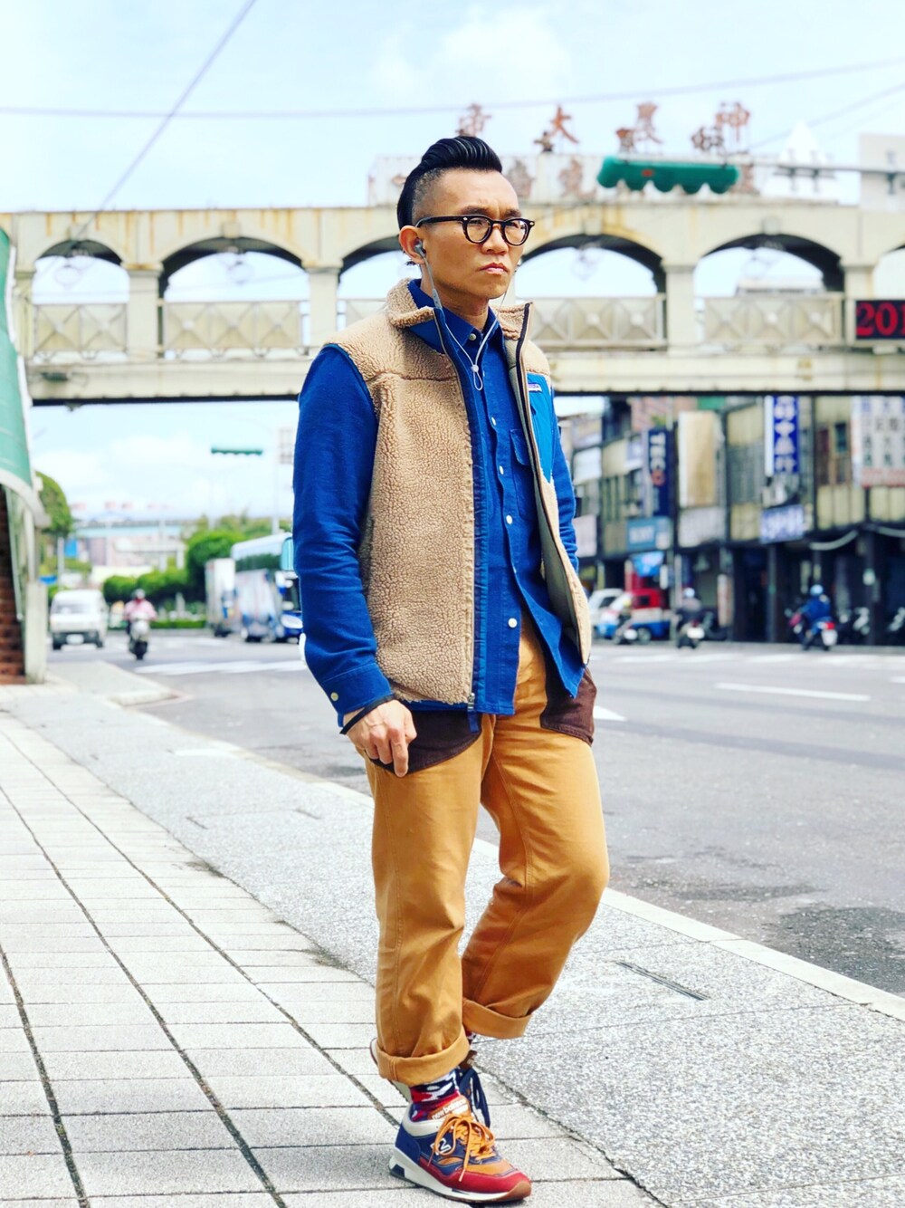 「patagonia、the Hill-Side、CHUMS、New Balance、new balance 1500、ootd、streetstyle、streetfashion、menswear、happy socks」｜「patagoniaのアイテム（その他アウター、ベージュ系）」を使った、Colorholic manさん（メンズ・172cm）の春コーディネートの1枚目の写真