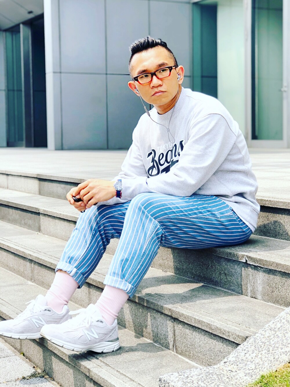 「BEAMS、Champion、plain-me、New Balance、NEW BALANCE 990、ootd、menswear、streetstyle、streetfashion」｜「Championのアイテム（スウェット、グレー系）」を使った、Colorholic manさん（メンズ・172cm）の春コーディネートの1枚目の写真